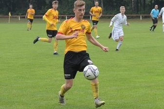 VfB nutzt Saisonauftakt zur Vorbereitung - Auerbachs Niklas Hilpmann (am Ball) stürmt hier im Testspiel auf das Schneeberger Tor zu. 