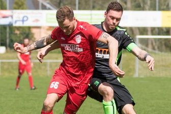 VfB Plauen Nord zieht davon - Plauen Nords Jan Zimmermann (links) setzt sich hier gegen den Oelsnitzer Kapitän Michael Voigt durch. Die Plauener gewannen das Topspiel mit 5:0 und stehen damit acht Punkte vor Merkur Oelsnitz auf dem 2. Platz. Der würde am Ende der Saison zum Aufstieg in die Vogtlandliga reichen.