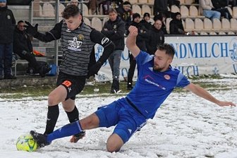 VfB-Rumpfkader erkämpft einen Zähler - Vojtech Cermus (links), der sich hier im vorangegangenen Heimspiel gegen Westerhausens Sebastian Hey behaupten will, brach gegen Ludwigsfelde die Auerbacher Elfmeter-Misere und traf zum 1:1.