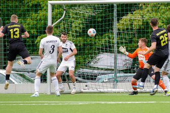 VfB Schöneck erlegt die Drachen, denn ein Ex-Profi trifft gleich dreifach - Schönecks Dominik Lippert (links) trifft hier zwischen den Syrauern Clemens Zierold (links) und Torwart Jonas Drechsler hindurch zum 2:1 für den VfB.
