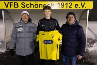 VfB Schöneck: Erst Sieg im Spitzenspiel und dann der Sprung in die Sachsenliga? - Trainer Marco Waldenburger (links) und der sportliche Leiter Kristian Weigel (rechts) begrüßen Zugang Konrad Lippmann.