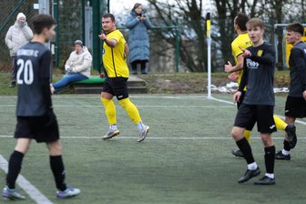 VfB Schöneck: Mit Sieg im Aufsteigerduell zum Herbstmeistertitel der Fußball-Sachsenklasse - Seht her, ich hab es gemacht! Schönecks Lukas Jacobi (gelbes Trikot) bejubelt seinen Treffer zum 5:1.