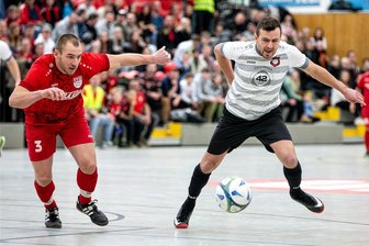 VfB Schöneck und FC Werda weiter: Endrundenteilnehmer um Freie-Presse-Pokal stehen fest - Plauen Nords Danny Kunath (links) und Werdas Ruven Rittrich im Duell: Trotz der Auftaktniederlage gegen Plauen Nord (1:2) setzte sich der FC Werda am Ende als Gruppenerster durch.