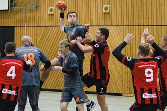 VfB setzt zur Aufholjagd an - VfB-Angreifer Patrick Rink (am Ball) wird hier von Roberto Clauß bedrängt, während er zum Torwurf ansetzt.