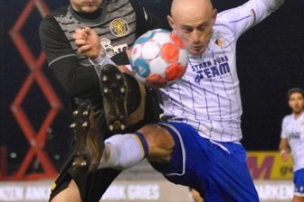 VfB steht erstes Geisterspiel bevor - Auerbachs Niklas Kubitz (links) hatte am Mittwochabend in Jena viel zu tun - nicht nur wie in dieser Szene gegen Maximilian Krauß, sondern mit der schlagkräftigen Offensive des FC Carl Zeiss.