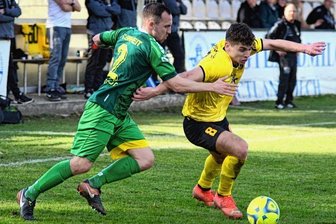 VfB-Team vor Mammutaufgabe - Zuletzt hatte es Kritik am Spiel der Rudolstädter gegeben, da diese zu hart ins Spiel gegangen waren. Florian Giebel (links) und Auerbachs Vojtech Cermus lieferten sich hier beim Spiel im März einen Zweikampf.