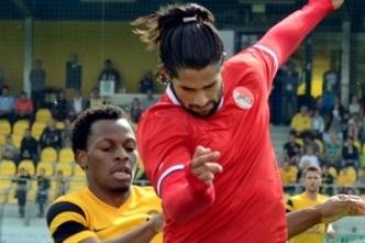 VfB-Trainer: Immer die gleichen Fehler - VfB-Neuzugang Korede Aiyegbusi wird hier vom Berliner Süleyman Kapan abgeschirmt. 