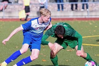 VfB unter Fifa-Beobachtung - Einer der Jungen beim VfB Annaberg, der auch gegen Pausa-Mühltroff vieles richtig machte: Florian Weiß, hier mit Marcel Ottiger (r.). 