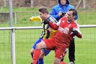VfB unterliegt auch in Westsachsen - VfB-Kapitän Richie Schulze (l.) - hier gegen Christian Liebig - hätte per Strafstoß das Remis sichern können, scheitere aber am Pfosten.
