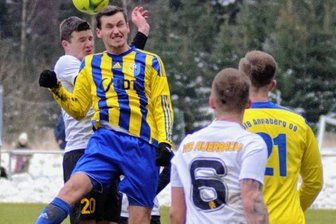 VfB unterliegt deutlich - Auerbachs Chris Schuster (l.) - hier im Kopfballduell mit Danny Nixdorf - sorgte per Eigentor für Hoffnung bei den Annabergern.