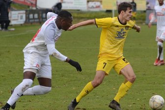 VfB verpasst Befreiungsschlag - Auch die beiden Tore von Ondrej Brejcha (rechts, hier verfolgt von Rathenows Glode Zingu) reichten dem VfB Auerbach nicht zum erhofften Heimsieg.