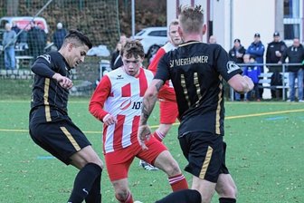 VfB will sich Luft im Abstiegskampf verschaffen - Zuletzt haben die Fußballer des VfB Annaberg - hier Lucas Walther (M.) beim 6:2-Sieg beim SV Auerhammer - fast alle Gegner ausgetanzt. Gegen die Thalheimer Tannen sollen die nächsten drei Punkte auf das Konto des VfB wandern, der sich damit ein kleines Polster auf die Abstiegsränge aufbauen würde.