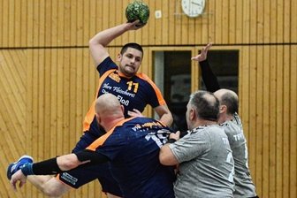 VfB wird im Derby von Oelsnitz überrascht - Robin Wolf (Nummer 11), hier beim Torwurf, erzielte im Derby gegen Oelsnitz die meisten Tore für den VfB Lengenfeld. 