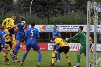 VFC bezahlt knappen Auswärtssieg teuer - In dieser Szene scheitert Kamil Popowicz (links) mit seinem Kopfball noch, wenig später macht er aber das spielentscheidende Tor. Das Ende der Partie erlebte der Pole allerdings nicht mehr auf dem Platz, er musste mit einer Kopfverletzung ins Krankenhaus gebracht werden.
