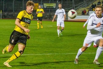 VFC bleibt zum achten Mal ohne Gegentor - Mittelfeldspieler Tim Limmer (links), hier im Zweikampf mit dem Leipziger Robin Glänzel, genießt den Zusammenhalt im VFC-Team.