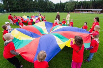 VFC-Fans in Plauen starten im Advent Initiative für Menschen in Not - Ein Schwungtuch, wie es hier der Nachwuchs in einer Kita in Annaberg-Buchholz nutzt, bringt Spaß und schafft Gemeinschaftserlebnisse. So etwas will die Badkurve dem Kinderhospiz Westsachsen schenken.