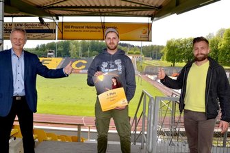 VFC-Fans siegen mit Corona-Hilfsprojekt bei Vereinswettbewerb - Das Siegerbild (von links): Stadtwerke-Geschäftsführer Peter Kober gratulierte VFC-Ultra Marcus Mosch sowie dem Vereinsvorsitzenden des VFC Plauen, Thomas Fritzlar, zum ersten Platz und dem Preisgeld in Höhe von 2000 Euro.