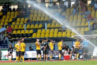 VFC: Generalprobe gelungen - Aufgrund der Hitze hat der Schiedsrichter am Samstagnachmittag im Vogtlandstadion zur Freude der Spieler des VFC Plauen (Foto) und des FSV Budissa Bautzen in jeder Halbzeit eine zusätzliche Pause zum Erholen und Trinken gewährt. In dieser Zeit sorgte auch eine der insgesamt 13 am und auf dem Spielfeld installierten Beregnungsanlage-Düsen für Erfrischung. Im Regelwerk des Deutschen Fußball-Bundes gibt es im Gegensatz zu klirrender Kälte keine exakte Festlegungen, wie bei Hitze zu verfahren ist. Die Referees sind allerdings angehalten, den äußeren Umständen entsprechend zu reagieren und zusätzliche Pausen zu gewähren.