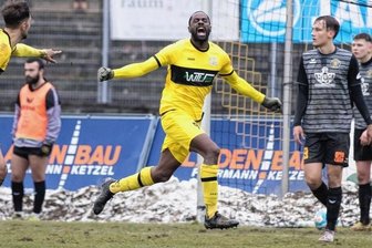 VFC gewinnt auch zweites Derby - Emotionen pur nach dem 3:2: Während Torschütze Christopher Bibaku die ganze Welt umarmen könnte und Charlie Spranger als erster Gratulant auf ihn zugestürmt kommt, können es die kurz zuvor noch führenden Auerbacher nicht fassen.