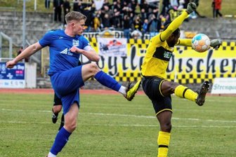 VFC macht großen Schritt nach vorn - Christopher Bibaku (rechts) brachte die Plauener im Heimspiel gegen Bischofswerda mit seinem frühen Führungstor in die Spur.