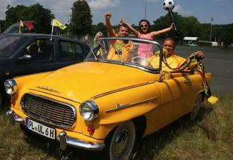VFC Olé: Triumphzug in Schwarz und Gelb - 
              <p class="artikelinhalt">Ulli Fischer in seinem Felicia-Cabrio in den VFC-Farben hatte sich zur Fete die kleine Marie Gütter (8) mit Papa Joachim eingeladen. </p>
            