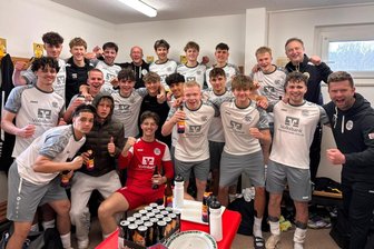 VFC Plauen: A-Junioren feiern ersten Sieg unter ihrem neuen Trainer - Die Kiste „Spezi“ hatten sich die A-Jugend-Kicker um Trainer Tommy Färber (rechts) nach dem Heimsieg gegen Berlin verdient.