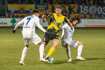 VFC Plauen: Absage des Heimspiels gegen Halle läutet Winterpause ein - Can-Deniz Tanriver (Mitte) und seine Teamkollegen vom VFC Plauen haben am Wochenende erneut spielfrei. Das Foto entstand beim letzten Heimspiel gegen Lok Leipzig.