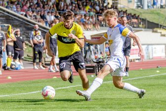 VFC Plauen: Absage für Auswärtsspiel bei Carl Zeiss Jena - Das Hinspiel gegen Carl Zeiss Jena hatten Paul Kämpfer (links) und der VFC Plauen im August 1:4 verloren. Für das Rückspiel in Jena muss nach der Absage für Samstag ein neuer Termin gefunden werden.