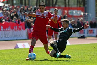 VFC Plauen: Abwehr hält Greifswalder Druck nur eine Halbzeit stand - VFC-Kicker Alexander Morosow (rechts) setzt in dieser Szene zum Tackling gegen Greifswald-Stürmer Soufian Benyamina (links) an.