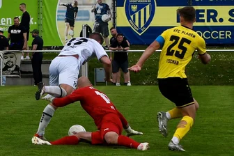 VFC Plauen baut Vorsprung aus - Und wieder bleibt ein Arnstädter hängen: Plauens Torwart Jakob Piles (rotes Trikot) hatte einen großen Anteil am 2:0-Auswärtssieg.