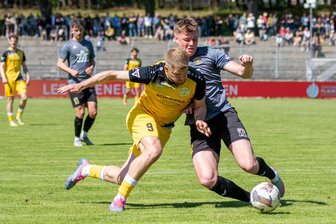 VFC Plauen bejubelt Derby-Sieg gegen VfB Auerbach nach Doppelschlag und Joker-Tor - Johann Martynets vom VFC Plauen (links) und Pascal Schardt vom VfB Auerbach (rechts) lieferten sich mit ihren Teams ein spannendes Derby.