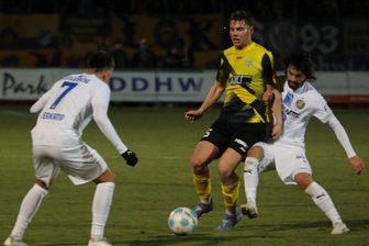 VFC Plauen: Bittere Niederlage gegen Lok Leipzig – Tätlichkeit oder Theatralik? - Can-Deniz Tanriver (Mitte) vom VFC Plauen versucht sich gegen die Leipziger Piplica (rechts) und Verkamp zu behaupten.