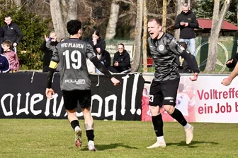 VFC Plauen bleibt in der Erfolgsspur - So freut sich Doppeltorschütze Louis Glaser (r.) über seinen Siegtreffer in Rudolstadt.