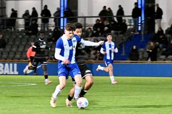 VFC Plauen: Blitzstart bei Hertha BSC II bringt am Ende keine Punkte - Das Foto zeigt Plauens Abwehrspieler Yanick Abayomi (rechts) im Zweikampf mit Hertha-Kicker Safa Yildirim (links).