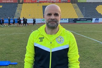 VFC Plauen: Der Nachfolger von Karsten Oswald will die Gegner „irre machen“ - Sedat Gören hat am Freitag die erste Trainingseinheit im Plauener Vogtlandstadion geleitet. Im Hintergrund ist die Mannschaft beim Auslaufen zu sehen.