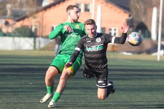 VFC Plauen: Der Top-Torschütze fällt nicht nur im ersten Testspiel aus - Aulon Shoshaj (links) und der FC Einheit Rudolstadt haben sich für Alexander Morosow (rechts) und den VFC Plauen am Samstag als unbequemer Testspielgegner erwiesen.