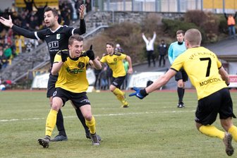 VFC Plauen erwartet 2000 Zuschauer - Wird es so ein Bild am Samstag im Fußball-Sachsenpokal wieder geben? In der Oberliga-Saison 2016/17 siegte der VFC Plauen zu Hause vor fast 1000 Zuschauern mit 2:1 gegen die BSG Chemie Leipzig. Torschütze zum 1:0 war damals Jonas Mack (links), der hier von Alexander Morosow beglückwünscht wird, der auch am Samstag wieder auf dem Feld stehen wird. Am Ende stieg Chemie als Meister in die Regionalliga auf.
