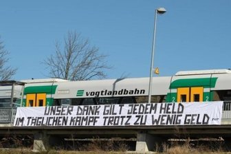 VFC Plauen: Fanaktion wird mit Platz 1 belohnt - Dieses Banner der Ultras des VFC Plauen war im März am Bahnhof Mitte zu sehen. Für ihre Aktion "Badkurve hilft" zugunsten Corona-Betroffener haben sie nun einen Preis bekommen.