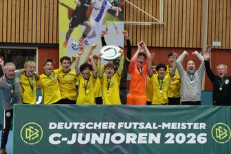 VFC Plauen feiert Deutschen Meistertitel: „Etwas ganz Großes für den Verein“ - Die Deutschen Meister vom VFC Plauen. Von links: Mannschaftsleiter Ralf Begerock, Karl Popp, Marius Thiel, Domenik Heise, Mohammed Marzouki, Rudi Hamann (leicht verdeckt), Pepe Brettfeld, Levin Mocker (verdeckt), Richard Sell, Tim Hanitzsch, Auras Al Hasan, Marlon Ebert, Co-Trainer Alexander Hamann, Trainer Lothar Winczek.