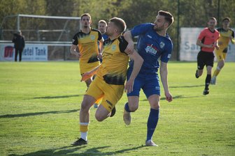 VFC Plauen findet in Grimma zurück in die Erfolgsspur - Johan Martynets (l., hier im Zweikampf mit Grimmas Lukas Bartsch) brachte den VFC mit seinen zwei Toren auf die Siegerstraße.