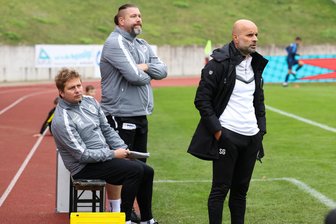 VFC Plauen: FSV Budissa Bautzen erster Gegner im „heißen Herbst“ - VFC-Trainer Sedat Gören (rechts) hofft auf Heimsieg Nummer 2. Ihn unterstützen von links Co-Trainer Chris Schiller und Torwarttrainer Oliver Dix