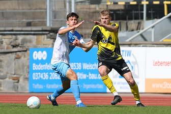 VFC Plauen gegen Chemnitzer FC: Das Bezirksderby bleibt ohne Sieger - Plauens Johann Martynets (rechts) und der Chemnitzer Roman Eppendorfer am Samstag in Plauen.