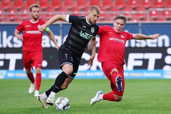 VFC Plauen gegen FSV Zwickau: Was die Fans rund ums Nachholspiel wissen sollten - Das Hinspiel im August hatten Johann Martynets (links) und der VFC Plauen 0:3 gegen Kilian Senkbeil (rechts) und den FSV Zwickau verloren. Gelingt den Vogtländern am Mittwochabend die Revanche?