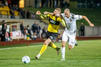 VFC Plauen gegen Lok Leipzig: Fußballevergreen seit 1908 – Duell „Außenseiter - Spitzenreiter“ elektrisiert die Fans - Auch wenn‘s wehtut: VFC-Torjäger Johann Martynets (links) will am Freitagabend seinen achten Saisontreffer feiern.