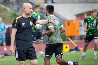 VFC Plauen gewinnt auch sein drittes Testspiel und erwartet zur Saisoneröffnung den 1. FC Lok Leipzig - Trainer und Sportdirektor Sedat Gören ist mit der bisherigen Saisonvorbereitung des VFC Plauen zufrieden. Das Foto zeigt ihn beim Trainingsauftakt vor zwei Wochen im Vogtlandstadion.