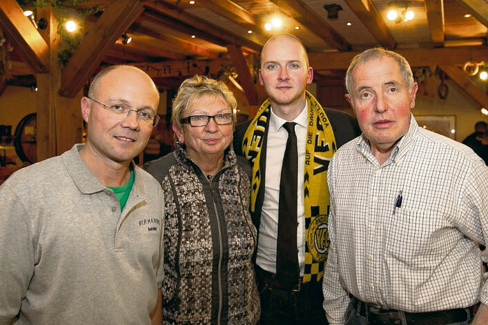 VFC Plauen hat Insolvenz angemeldet - Mario Werrmann, Dagmar Baumgärtel, Eric Holtschke und Hans Haug (von links) wurden in den neuen Vorstand gewählt. Mit Dagmar Baumgärtel steht zum ersten Mal eine Frau an der Spitze des Vereins.