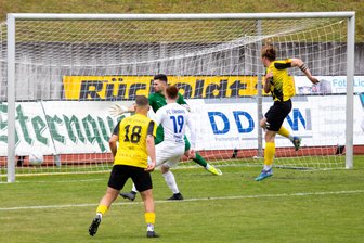 VFC Plauen: Heftiger Knatsch nach dem letzten Spiel in der Regionalliga - Eric Träger (rechts) erzielt in dieser Szene das vorerst letzte Regionalliga-Tor für den VFC Plauen. Für mehr Gesprächsstoff dürfte nach dem 1:1 gegen Eilenburg aber sorgen, was nach dem Abpfiff passierte.