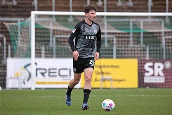 VFC Plauen holt Defensivspieler vom SV Elversberg - Das Foto zeigt Sebastian Saftig bei einem Testspiel des SV Elversberg im Februar 2024 in Homburg. Künftig trägt er das Trikot des VFC Plauen.