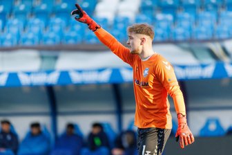VFC Plauen holt Torhüter mit Regionalliga-Erfahrung und Ausbildung bei Dynamo Dresden - Das Foto von 2025 zeigt Mika Schneider in einem Testspiel des 1. FC Phönix Lübeck bei Drittligist Hansa Rostock.