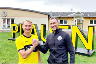 VFC Plauen holt Verstärkung vom FC Ingolstadt - Der sportliche Leiter Michael Hiemisch (rechts) begrüßte Neuzugang Fabio Riedl (links) am Dienstag beim VFC Plauen.
